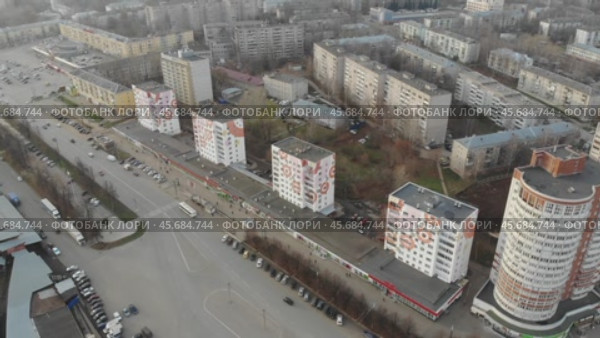 Высотные дома, раскрашенные в Дымку в городе Кирове - съемка с дрона в 2020 году. Стоковое видео, видеограф Владислав Самошкин / Фотобанк Лори