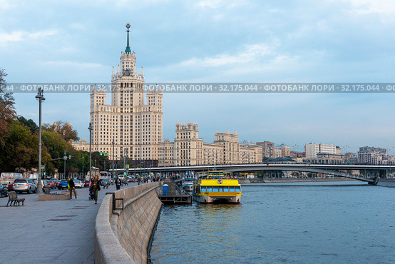Высотный дом на Котельнической набережной. Москва (2018 год). Редакционное фото, фотограф Александр Щепин / Фотобанк Лори