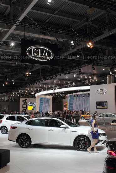 Выставочные стенды автоконцернов "Киа" и «АвтоВАЗ» на автосалоне в Москве (2018 год). Редакционное фото, фотограф Дмитрий Неумоин / Фотобанк Лори