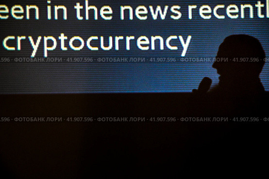 Выступающий спикер рассказывает последние новости на конференции по криптовалютам в городе Москве, Россия (2017 год). Редакционное фото, фотограф Николай Винокуров / Фотобанк Лори
