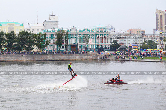 Выступление флайбордиста во время празднования дня города в Екатеринбурге (2014 год). Редакционное фото, фотограф Светлана Зотеева / Фотобанк Лори