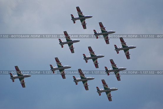 Выступление итальянской пилотажной группы Frecce Tricolori на авиасалоне МАКС-2009. Редакционное фото, фотограф Алёшина Оксана / Фотобанк Лори