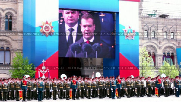 Выступление президента России Д.Медведева транслируется на мониторе на Красной площади в день Победы (2012 год). Редакционное видео, видеограф Losevsky Pavel / Фотобанк Лори
