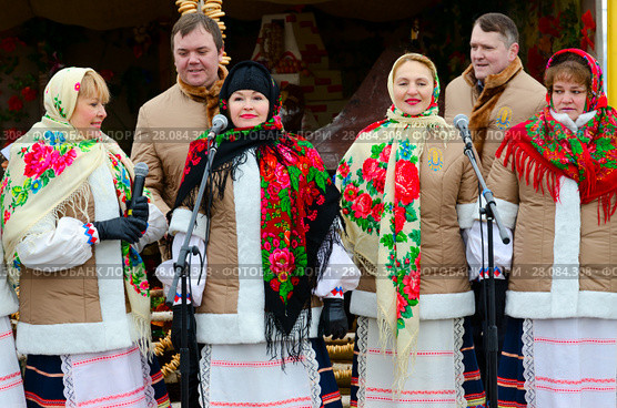Выступление творческого коллектива во время масленичного гулянья на открытом воздухе, Гомель, Беларусь (2018 год). Редакционное фото, фотограф Ольга Коцюба / Фотобанк Лори