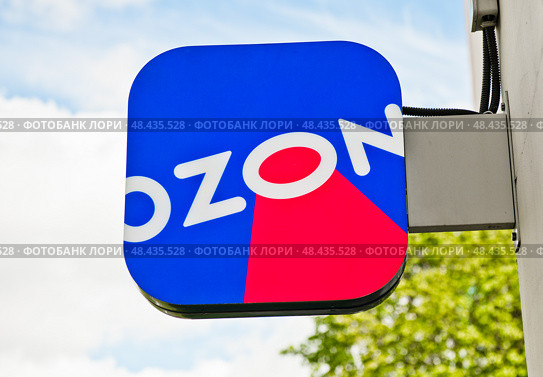 Вывеска компании OZON на фоне неба (крупный план) Редакционное фото, фотограф E. O. / Фотобанк Лори