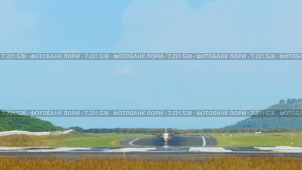 Взлет турбовинтового самолёта ATR-42 в международном аэропорте Пхукета. Таиланд (2015 год). Редакционное видео, видеограф Игорь Жоров / Фотобанк Лори