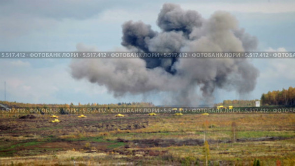 Взрыв боеприпаса на военном полигоне. Стоковое видео, видеограф Игорь Долгов / Фотобанк Лори