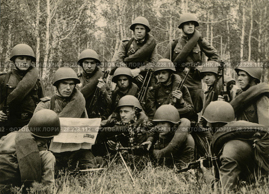 Взвод солдат на импровизированной политинформации. 1943 год. Стоковое фото, фотограф Retro / Фотобанк Лори
