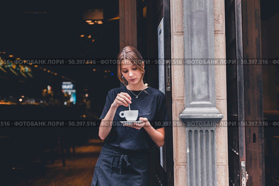 waitress stirring hot beverage. Стоковое фото, агентство Ingram Publishing / Фотобанк Лори