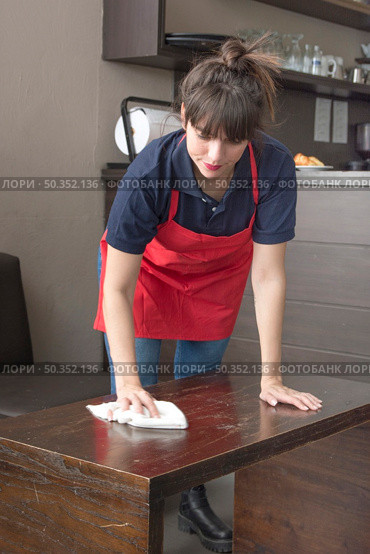 waitress wiping table with napkin caf. Стоковое фото, агентство Ingram Publishing / Фотобанк Лори