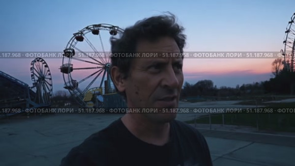 Wander through a deserted amusement park during dusk, revealing rusty rides and a mysterious atmosphere illuminating the surroundings. Стоковое AI-видео, аниматор Данила Большаков / Фотобанк Лори