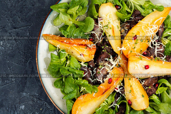 Warm autumn salad with fresh lettuce,chicken liver, caramelized pear.. Diet healthy salad. Стоковое фото, агентство Ingram Publishing / Фотобанк Лори