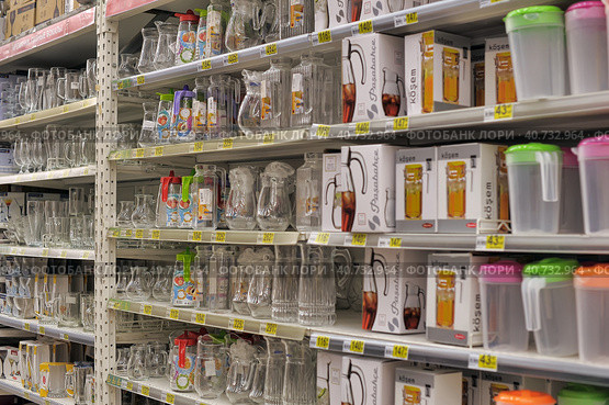 Water jugs for sale in a supermarket (2014 год). Редакционное фото, фотограф Анна Кривицкая / Фотобанк Лори