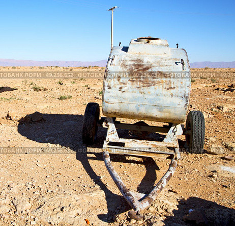 water tank in morocco africa land gray  metal weel and arid. Стоковое фото, агентство Ingram Publishing / Фотобанк Лори
