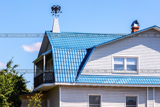 Weather vane in the form of a double-headed eagle on the roof of the house. Стоковое фото, фотограф FotograFF / Фотобанк Лори