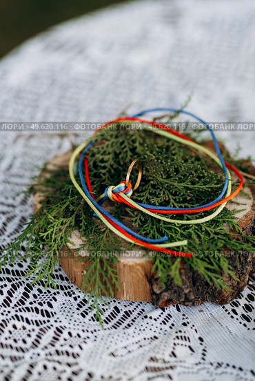 wedding rings with a wedding decor. Стоковое фото, агентство Ingram Publishing / Фотобанк Лори