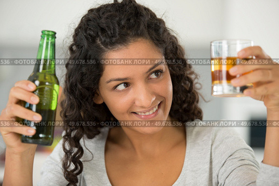 whisky glass clinking glasses alcoholism problem. Стоковое фото, агентство Ingram Publishing / Фотобанк Лори
