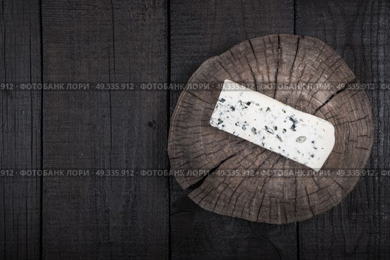 white cheese with green mold on tree trunk wood. Стоковое фото, агентство Ingram Publishing / Фотобанк Лори
