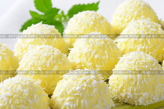 White Chocolate Coconut Snowball Truffles. Стоковое фото, агентство Ingram Publishing / Фотобанк Лори
