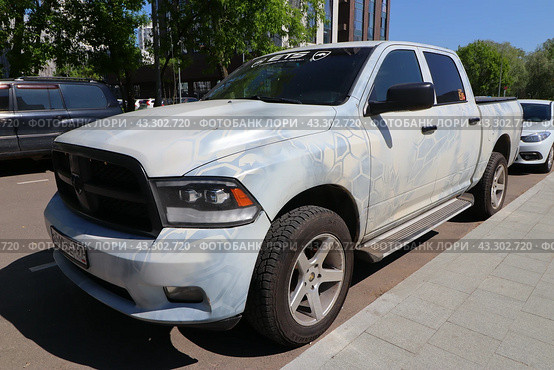 White Dodge Ram truck with a white paint job parked on the side of the road (2024 год). Редакционное фото, фотограф Константин Григорьев / Фотобанк Лори