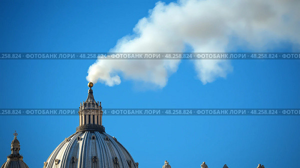 White Smoke Rising from Sistine Chapel Chimney, Sign of New Pope Election. Белый дым, поднимающийся из трубы Сикстинской капеллы, - признак избрания нового Папы Римского. Стоковое AI-изображение, AI-художник Katsiaryna Repich / Фотобанк Лори