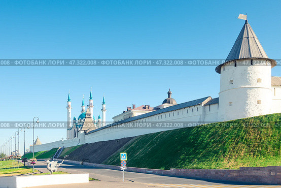 White stone protective South-West tower and Kul Sharif mosque of Kazan Kremlin. Kazan, Russia (2022 год). Стоковое фото, фотограф Константин Лабунский / Фотобанк Лори