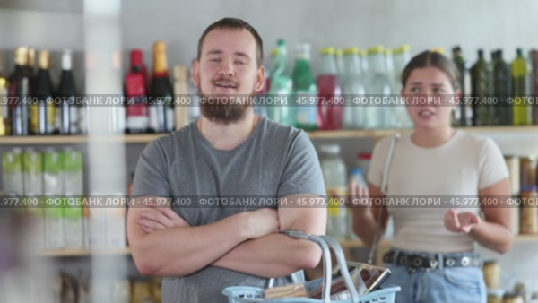 Wife stands behind husband and yells at companion in shop. Стоковое видео, видеограф Яков Филимонов / Фотобанк Лори