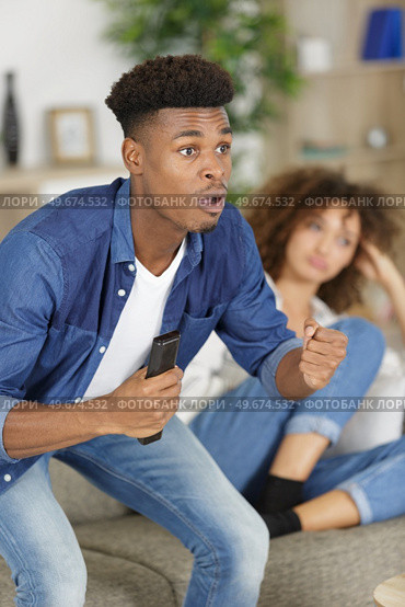 wife unhappy that husband is watching football. Стоковое фото, агентство Ingram Publishing / Фотобанк Лори