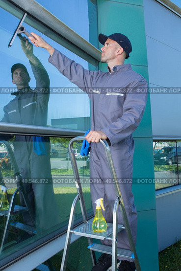 window washer working at building outdoor. Стоковое фото, агентство Ingram Publishing / Фотобанк Лори