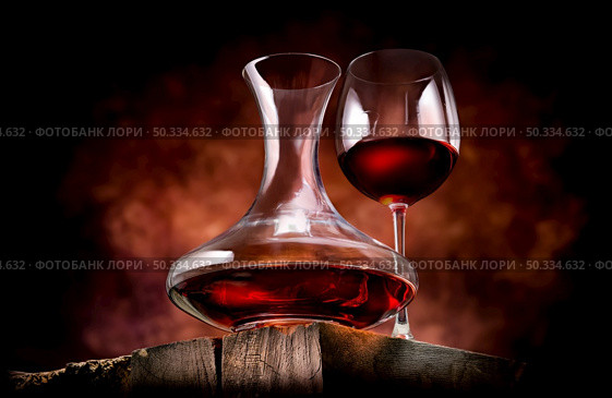 Wine in a decanter and glass on a wooden table. Wine in a decanter and glass. Стоковое фото, агентство Ingram Publishing / Фотобанк Лори