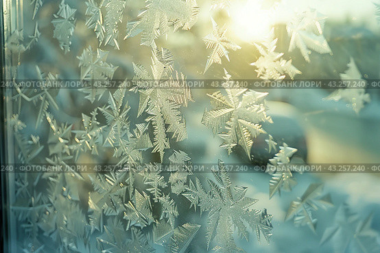 Winter frost patterns on glass. Ice crystals. Abstract light blank cold winter background or wallpaper. Frost patterns on frozen window. Frosted glass. Freezing effect. Frostwork. Harsh season. Cold. Стоковое AI-изображение, AI-художник Марина Демидюк / Фотобанк Лори