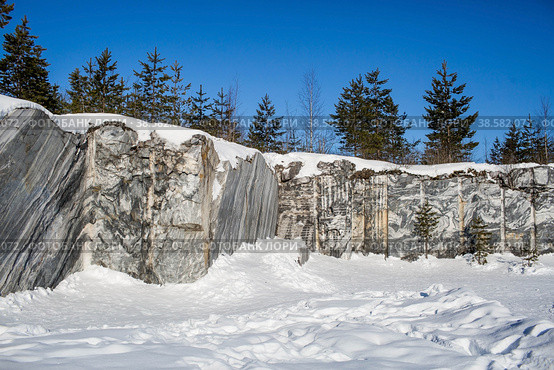 Winter landscape of Ruskeala Park. Marble canyon under the snow. Russia, Republic of Karelia. (2018 год). Редакционное фото, фотограф Photojuli / Фотобанк Лори