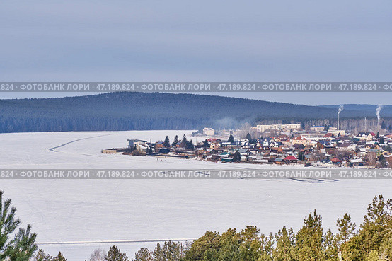 Winter Landscape of Small Town by Frozen Lake, Sysert, Russia. Стоковое фото, фотограф Ирина Кононова / Фотобанк Лори
