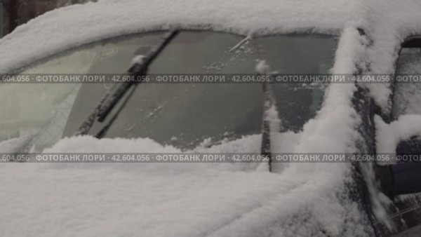 Wiper Blade brush away the snow from a car's windshield. Стоковое видео, видеограф EStarodubov / Фотобанк Лори