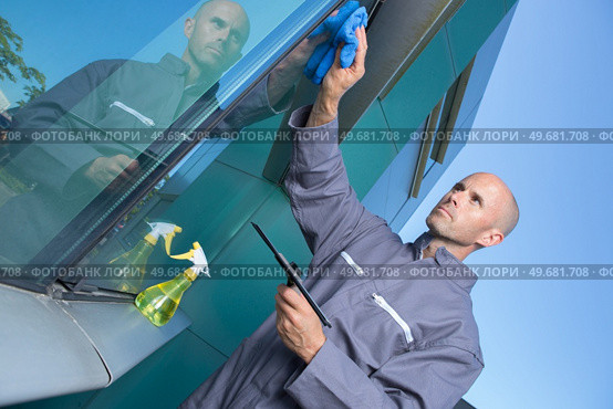 wiping the glass window. Стоковое фото, агентство Ingram Publishing / Фотобанк Лори