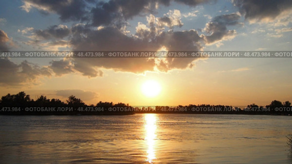 Witness captivating transformation as sun gracefully sinks below horizon over Sava River. Time lapse sunset. Vivid colors dance across sky, silhouettes of trees. Stunning backdrop. Serbia at spring. Стоковое видео, видеограф Юлия Петровская / Фотобанк Лори