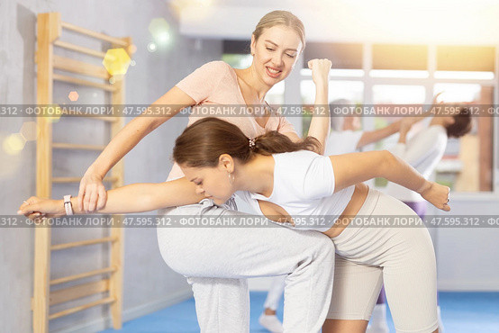 Woman and girl in gym perform basic elements of krav maga self-defense system. Стоковое фото, фотограф Яков Филимонов / Фотобанк Лори
