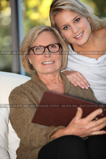 Woman and her granddaughter. Стоковое фото, агентство Ingram Publishing / Фотобанк Лори