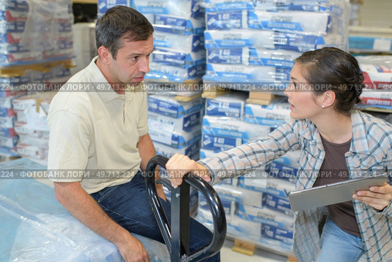 Woman annoyed with man in warehouse. Стоковое фото, агентство Ingram Publishing / Фотобанк Лори