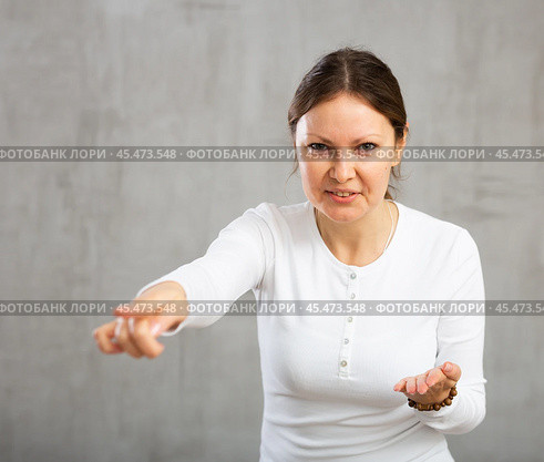 Woman argues while pointing accusingly with fury and anger. Стоковое фото, фотограф Яков Филимонов / Фотобанк Лори