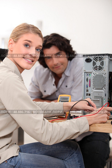 Woman assessing problem with computer. Стоковое фото, агентство Ingram Publishing / Фотобанк Лори