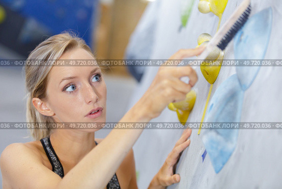 woman cleaning foothold with brush. Стоковое фото, агентство Ingram Publishing / Фотобанк Лори