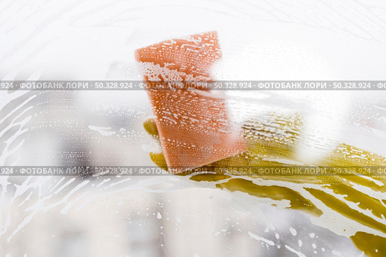 woman cleaning window with sponge. High resolution photo. woman cleaning window with sponge. High quality photo. Стоковое фото, агентство Ingram Publishing / Фотобанк Лори