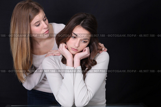 Woman consoling distraught girl. Стоковое фото, агентство Ingram Publishing / Фотобанк Лори
