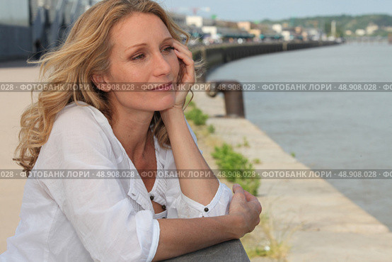 Woman contemplating life by the water’s edge. Стоковое фото, агентство Ingram Publishing / Фотобанк Лори