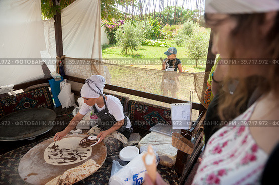 Woman cooking cakes gozleme. Hotel in Turkey (2018 год). Редакционное фото, фотограф Сергей Буторин / Фотобанк Лори