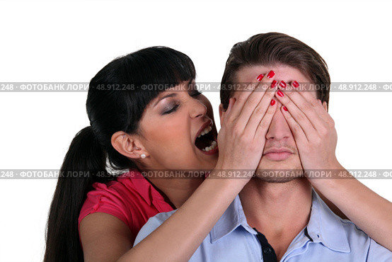 Woman covering a man’s eyes. Стоковое фото, агентство Ingram Publishing / Фотобанк Лори