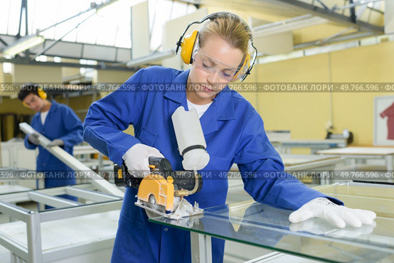Woman cutting through glass with rotary blade. Стоковое фото, агентство Ingram Publishing / Фотобанк Лори