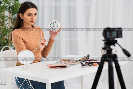 woman doing commercial with clock. Стоковое фото, агентство Ingram Publishing / Фотобанк Лори