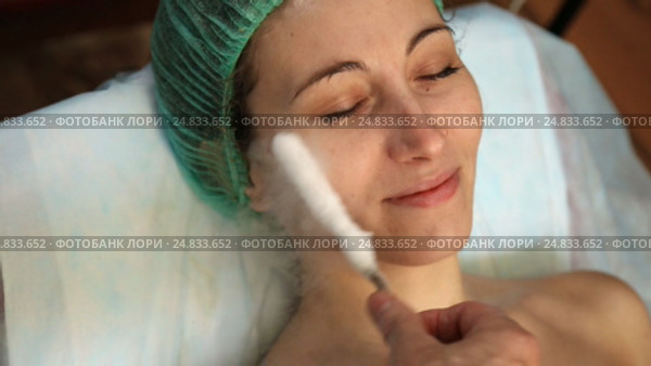 Woman doing cosmetic procedures. Стоковое видео, видеограф Kozub Vasyl / Фотобанк Лори